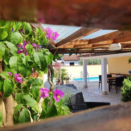 Holiday Home "Mala Kuca " With Heated Pool Пула Екстериор снимка