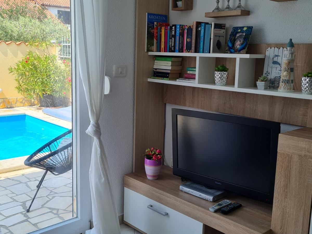 Holiday Home "Mala Kuca " With Heated Pool Пула Екстериор снимка