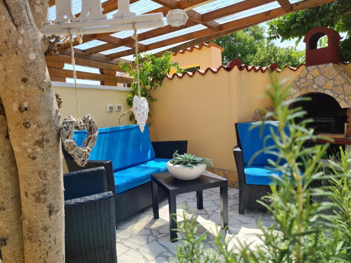 Holiday Home "Mala Kuca " With Heated Pool Пула Екстериор снимка