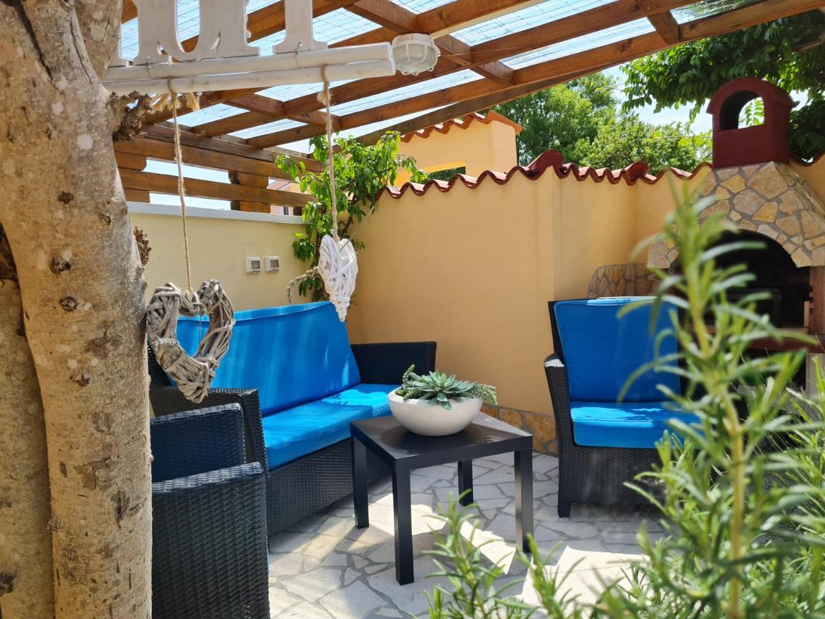 Holiday Home "Mala Kuca " With Heated Pool Пула Екстериор снимка