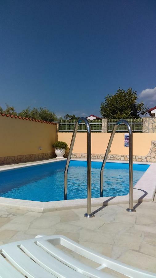 Holiday Home "Mala Kuca " With Heated Pool Пула Екстериор снимка